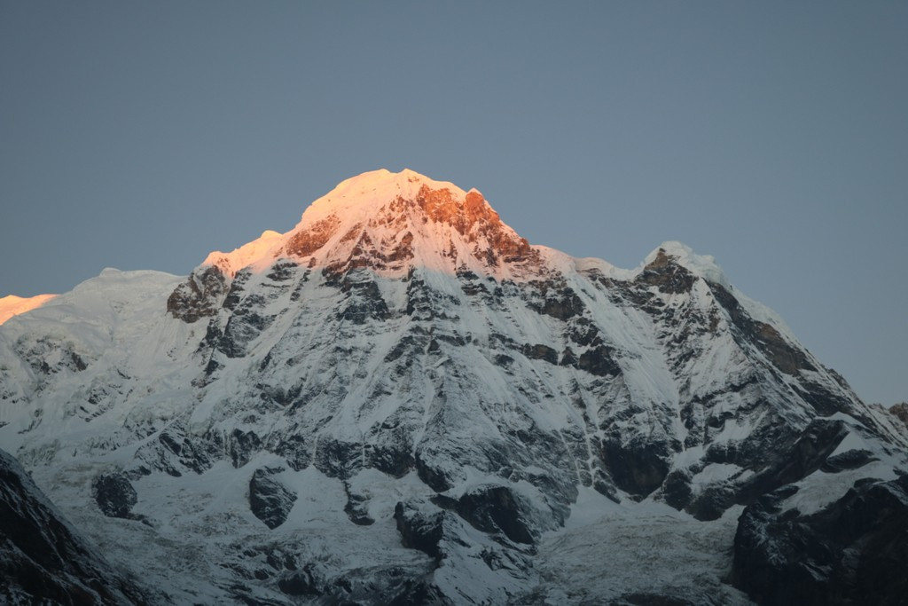 अन्नपूर्ण बेसक्याम्पबाट देखिएका मनमोहक दृश्य  (हेर्नुस् तस्वीरमा)