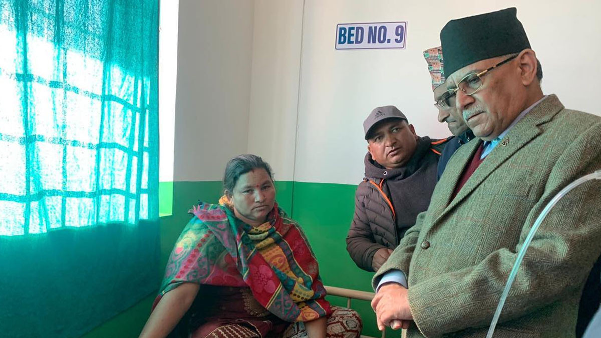 भूकम्पमा परेर घाइते भएकालाई ढाडस दिन जाजरकोट पुगे प्रधानमन्त्री