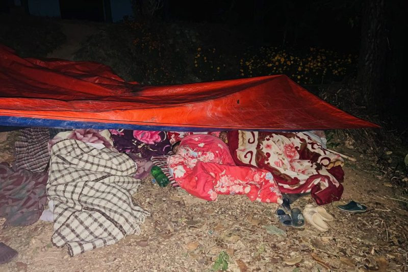 भूकम्पको त्रासले खुल्ला आकाश मुनी रात बिताउँदा......