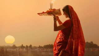 छठ पर्वको मुख्य दिन आजः दिनभर निराहर ब्रत बसी अस्ताउँदो सूर्यलाई अर्घ्य दिइँदै