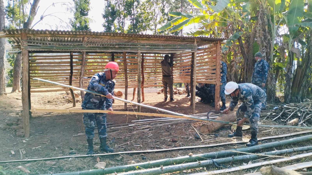 भूकम्प प्रभावित जिललामा अस्थायी आवास निर्माण गर्दै सशस्त्र प्रहरी