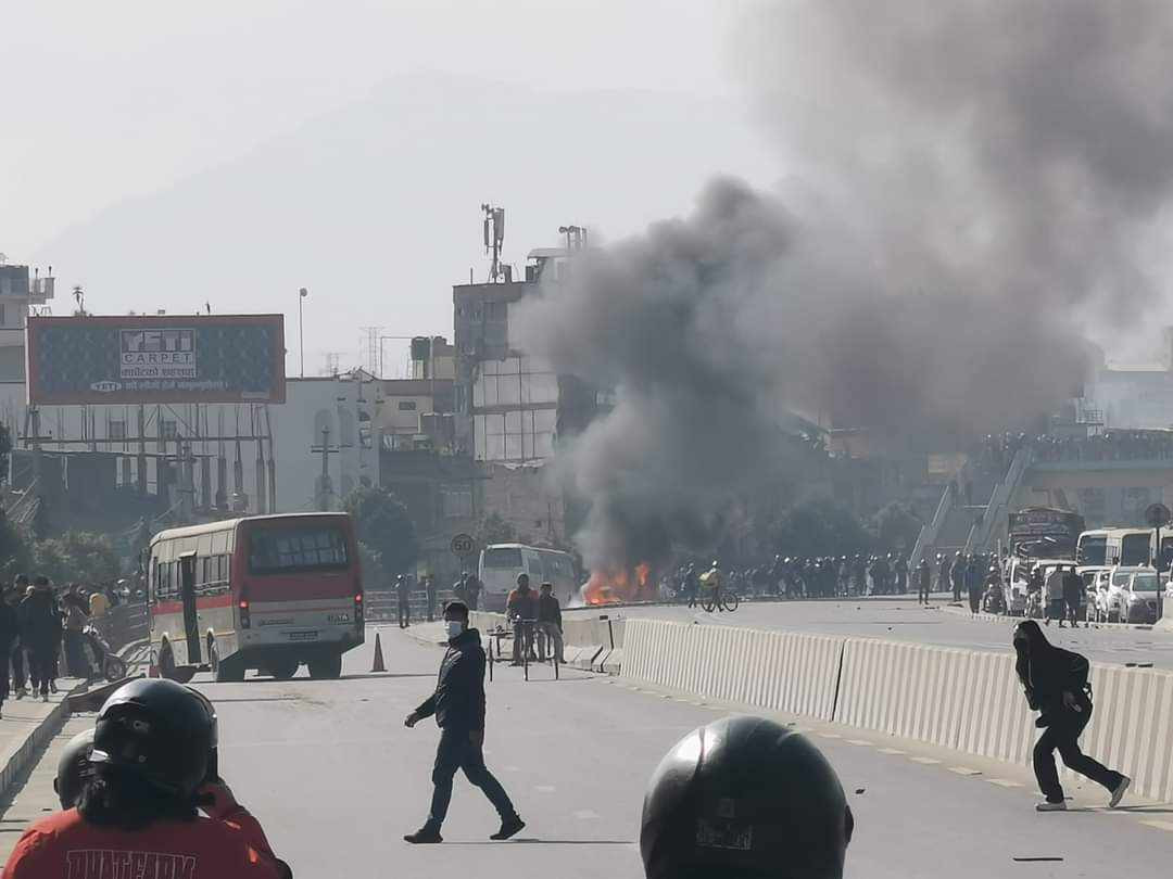 ईपीएस परिक्षामा भाग लिन नपाउने सूचनापछि आक्रोशित परीक्षार्थीको प्रदर्शन, बालकुमारीमा मन्त्रीको गाडीमा आगजनी 