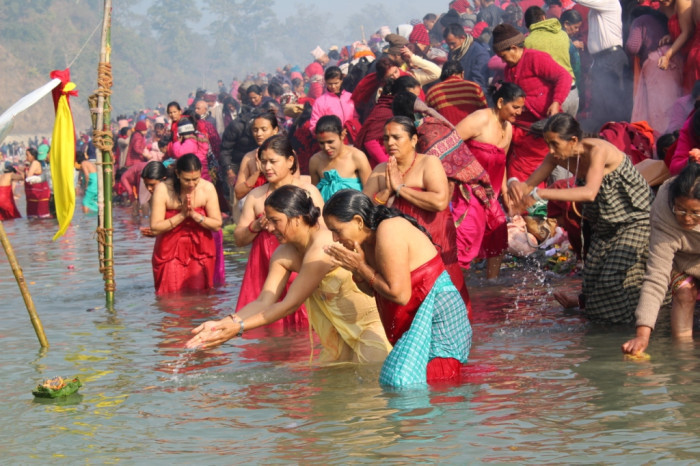 देवघाटमा स्नान गर्न भक्तजनको घुइँचो