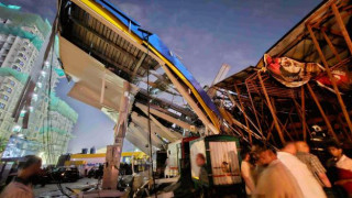 मुम्बईमा विशाल होर्डिङ बोर्ड खस्दा ८ जनाको मृत्यु, ६० घाइते