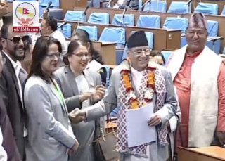 प्रमुख विपक्षीदलको वेल घेराउबीच प्रधानमन्त्रीलाई विश्वासको मत