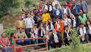 भीर मह काढेको छायाँकनका लागि नेशनल जियोग्राफीको टोली म्याग्दीमा