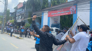 प्रधानमन्त्री दाहाललाई पोखरामा सहकारी पीडितले देखाए कालो झण्डा