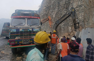 पहिरो हटाएपछि पृथ्वी राजमार्गमा दुईतर्फी नै गाडी चल्न थाले