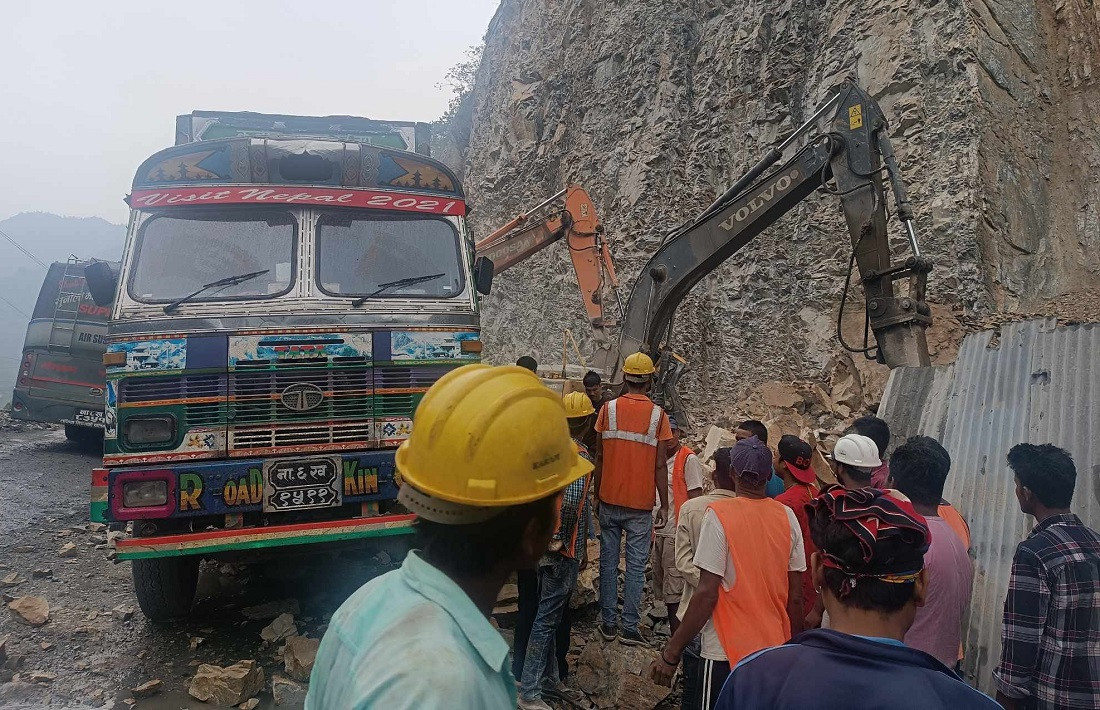पहिरो हटाएपछि पृथ्वी राजमार्गमा दुईतर्फी नै गाडी चल्न थाले