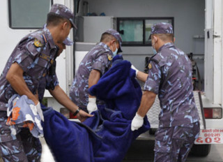 पोष्टमार्टमका लागि टिचिङ अस्पताल लगियो प्रहरी जवान गोलेको शव 
