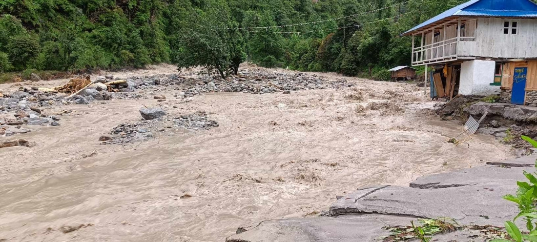 दोलखामा बाढीले तीन घर बगायो, एक जना वेपत्ता