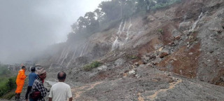 घाँसीकुवामा पहिरो खस्दा पृथ्वी राजमार्ग अबरुद्ध