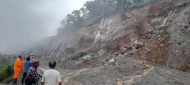 घाँसीकुवामा पहिरो खस्दा पृथ्वी राजमार्ग अबरुद्ध