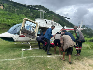 नेपाली सेनाको हेलिकप्टरद्वारा  घाईते भक्त बहादुर नाथ उद्दार