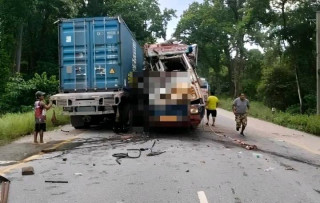 कन्टेनर र ट्रक ठोक्किँदा दुईजनाको मृत्यु, एक गम्भीर घाइते