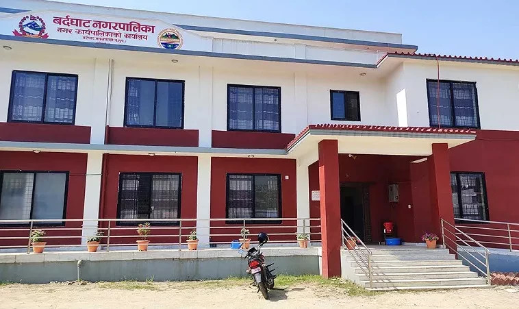 राष्ट्रियगान गाएर दैनिक सेवा प्रवाह  गर्दै बर्दघाट पालिका