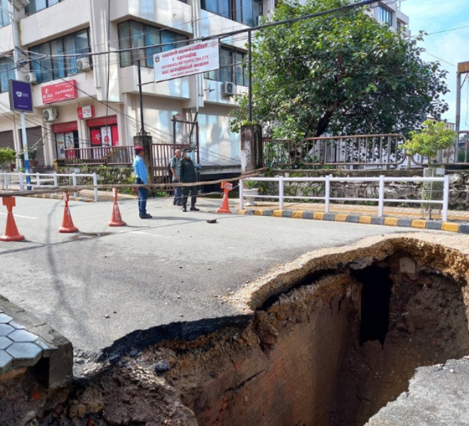 काठमाडौं महानगरपालिका कार्यालय अगाडि सडक भासियो