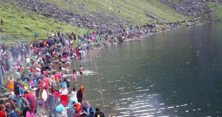 बिहानैदेखि गोसाइँकुण्डमा भक्तजनको घुँइचो