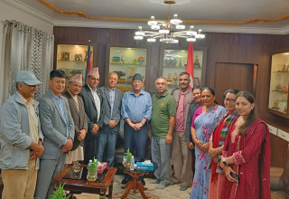एमालेका नेताहरुले भेटे प्रचण्डलाई