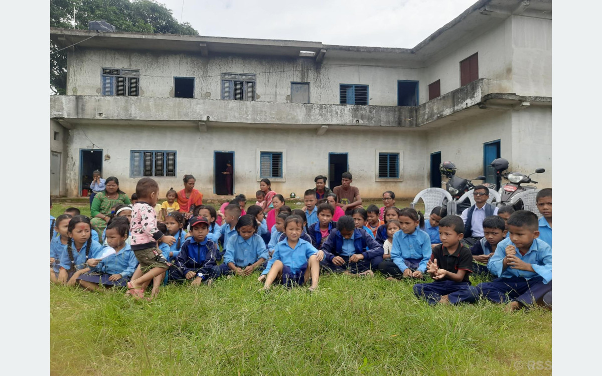 सहाराविहीन विद्यार्थी पढाइरहेका प्रअ भन्छन्, ‘बोर्ड पनि फेर्न सकिएन’