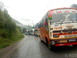 पहिरोले मध्यपहाडी लोकमार्ग अवरुद्ध