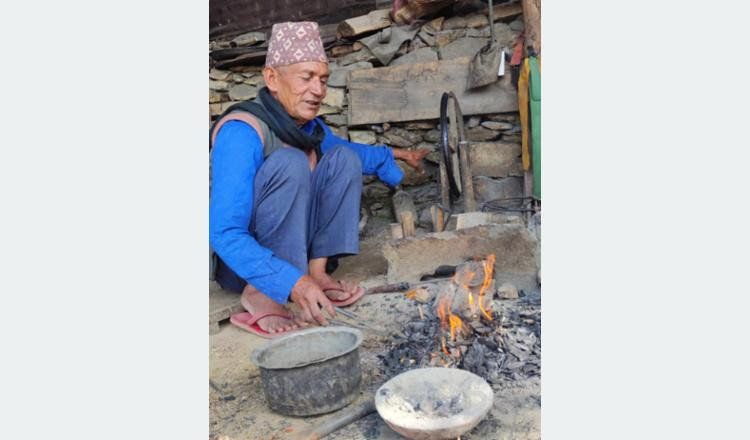 आरन पेसाले घर व्यवहार धान्न मुश्किल भएपछि युवाहरुमा बैदेशिक रोजगारको आर्कषण बढ्दो