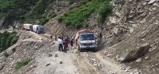 बाढीपहिरोले कर्णालीका दुई राजमार्ग अवरुद्ध