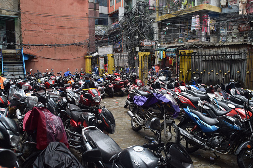 काठमाडौँबाट चोरिएका ९६ वटा मोटरसाइकल र स्कुटर भेटिए,  प्रहरीद्धारा साधनधनीलाई हस्तान्तरण