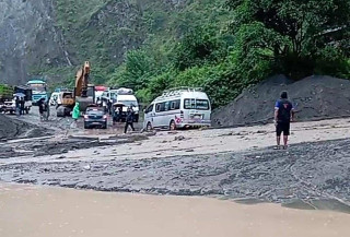 पहिरोले बीपी राजमार्गका विभिन्न तीन स्थानमा यातायात अवरुद्ध