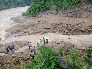 काभ्रेपलाञ्चोकको खानीखोलाका आठ घर बगे