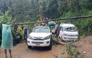 नागढुङ्गा-नौबिसे सडकखण्डमा पहिरोमा पुरिएको माइक्रोबाट १४ जनाको शव निकालियो