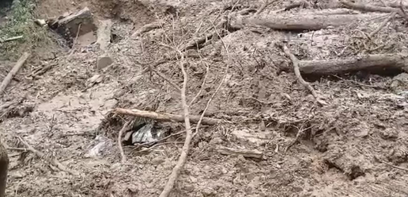 झ्याप्लेखोलामा पुरिएको अवस्थामा बस फेला, गोरखाबाट आएको हुन सक्ने आशंका
