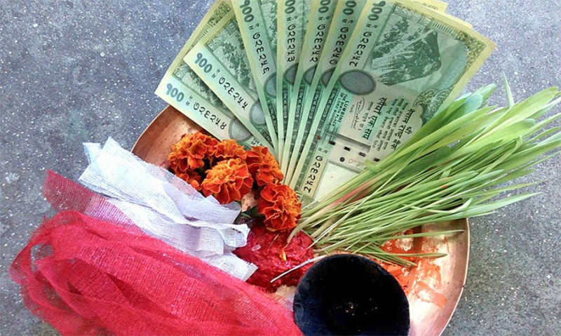 दसैँ टीकाको दोस्रो दिन, मान्यजनको हातबाट टीका–जमरा ग्रहण गरिँदै