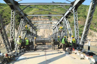 सुनकोसी नदीमा सेनाले बेलीब्रिज जडान गरेपछि चल्न थाल्यो गाडी