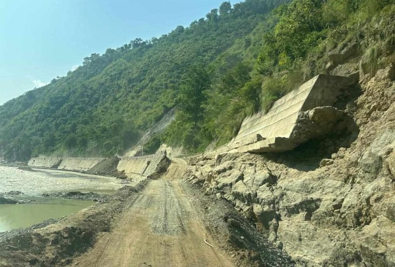 मध्यपहाडी लोकमार्गको सिन्धुली खण्ड अवरुद्ध, भैँसी लोड गरिएको ट्रक लेदोमा फस्यो