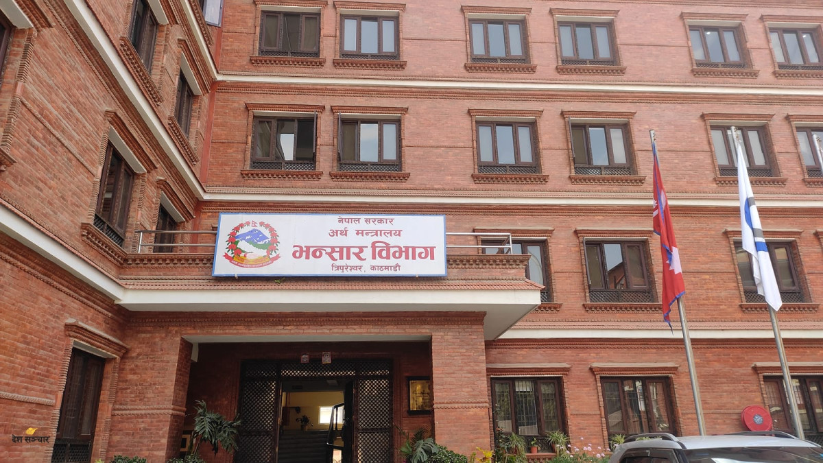 ४ महिनामा साढे ४ खर्ब व्यापार घाटा