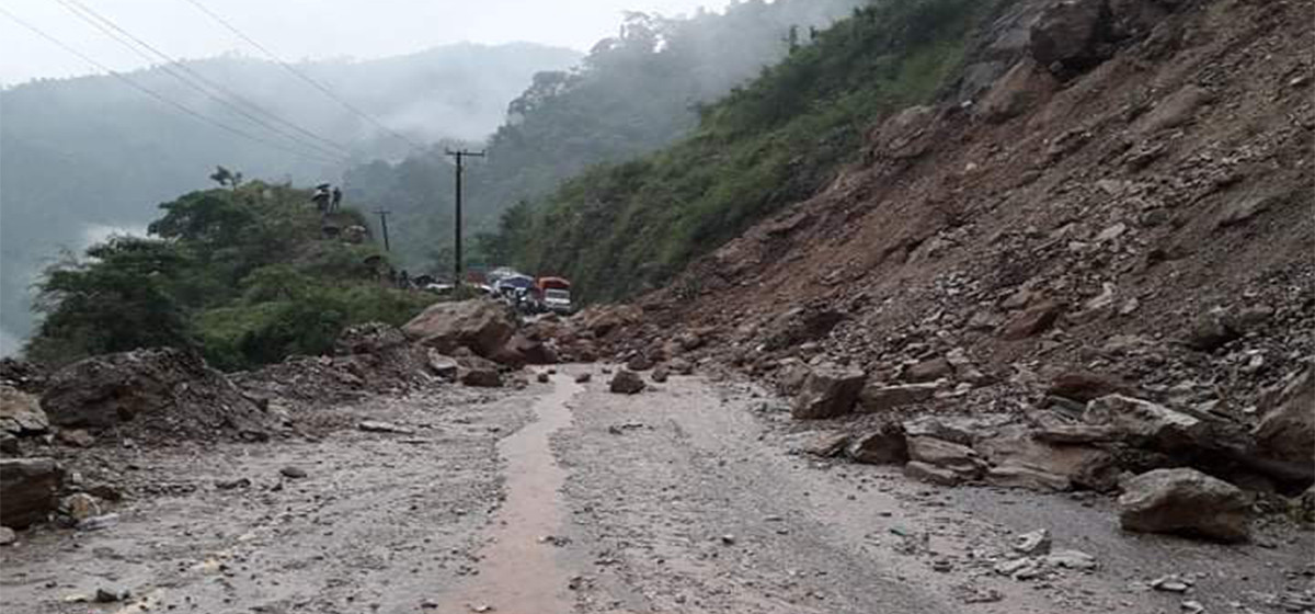 नारायणगढ–मुग्लिन सडकखण्डको तुइन खोलामा पहिरो,  एकतर्फी  यातायात सञ्चालन