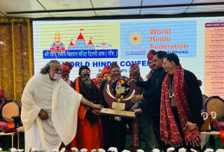 पूर्वमन्त्री आलेलाई हिन्दु रत्न अवार्ड प्रदान