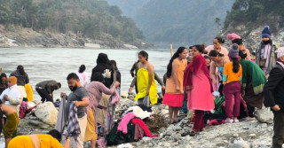 देशभरका त्रिवेणीधाम र धार्मिकस्थलमा मकर स्नान गर्नेको घुइँचो
