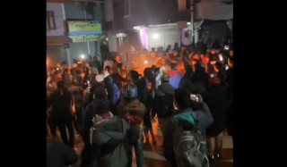 विरेन्द्रचोकमा आन्दोलनरत पक्ष र प्रहरीबिच झडप, ५ प्रहरीसहित ७ घाइते