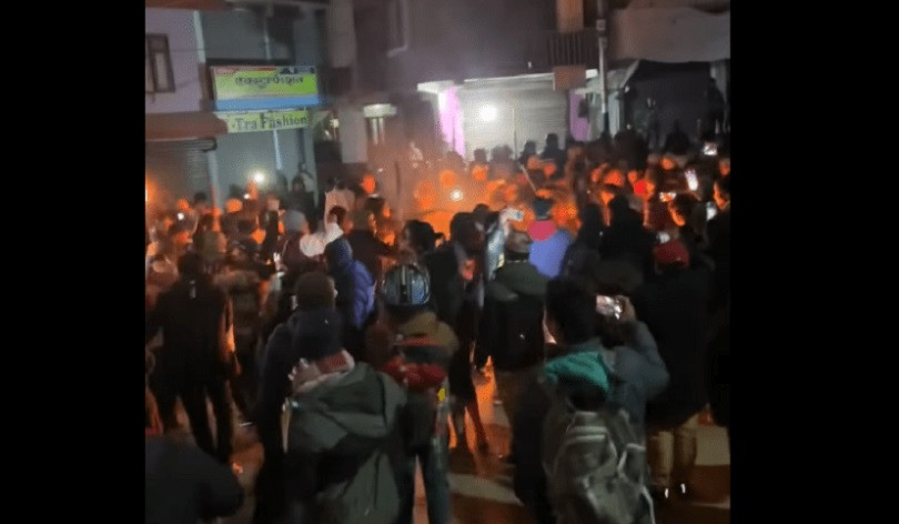 विरेन्द्रचोकमा आन्दोलनरत पक्ष र प्रहरीबिच झडप, ५ प्रहरीसहित ७ घाइते