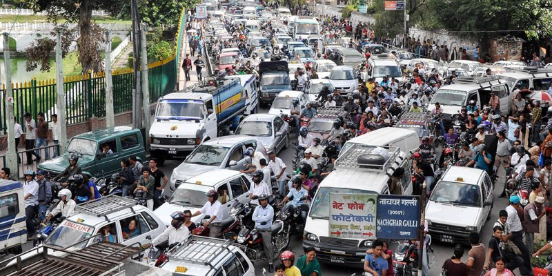 राजावादी र गणतन्त्रवादीको प्रदर्शनले भोलि बिहानैदेखि काठमाडौंका यी ठाउँमा हुनेछ सवारी जाम