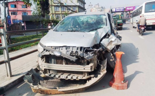 मापसे गरेर कार चलाउँदा कार पोलमा ठोक्किएर दुर्घटना, तीन जना घाइते