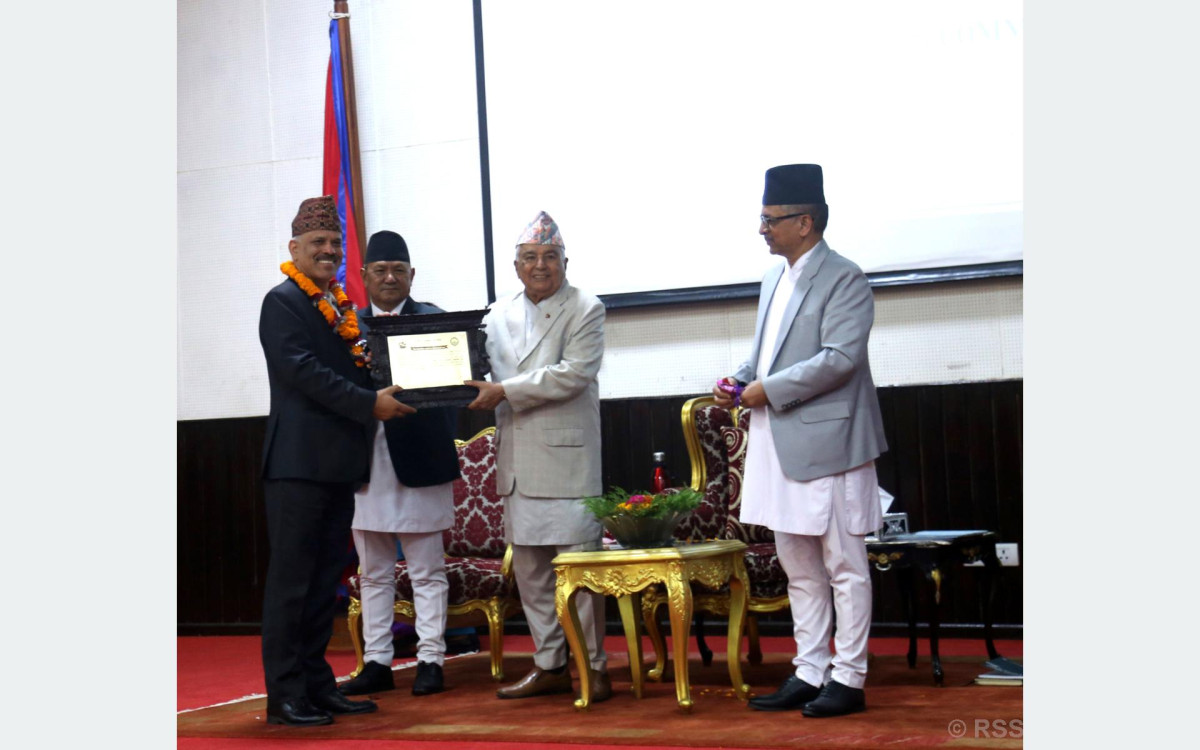 राष्ट्रपतिद्वारा वरिष्ठ पत्रकार दाहाल सम्मानित