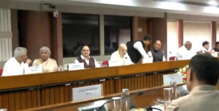 पाकिस्तानविरुद्ध सैन्य कारबाहीबारे जानकारी दिन भारतमा सर्वदलीय बैठक बस्यो
