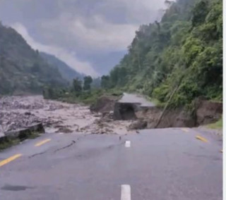 कोशी राजमार्ग बाढीले बगायो, यातायात अवरुद्ध