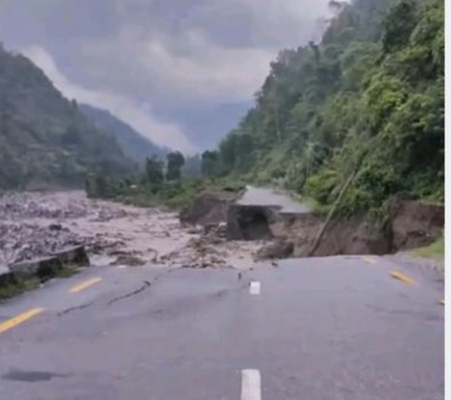 कोशी राजमार्ग बाढीले बगायो, यातायात अवरुद्ध