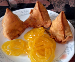 भारतमा चुरोटको खोलमा जस्तै गरी समोसा र जेरी पसलमा स्वास्थ्य चेतावनी सन्देश राख्न निर्देशन