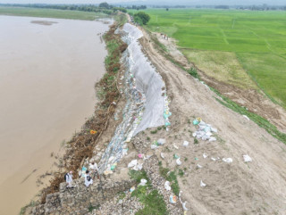 राप्ती नदीमा आपत्कालीन तटबन्ध निर्माण