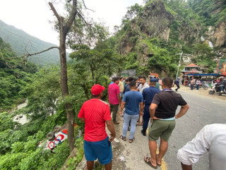 यात्रुवाहक  बस तनहुँको मर्स्याङ्दी नदी किनारमा खस्यो